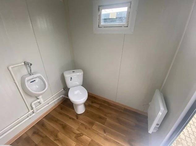 Contentor sanitário novo com duas cabines de WC