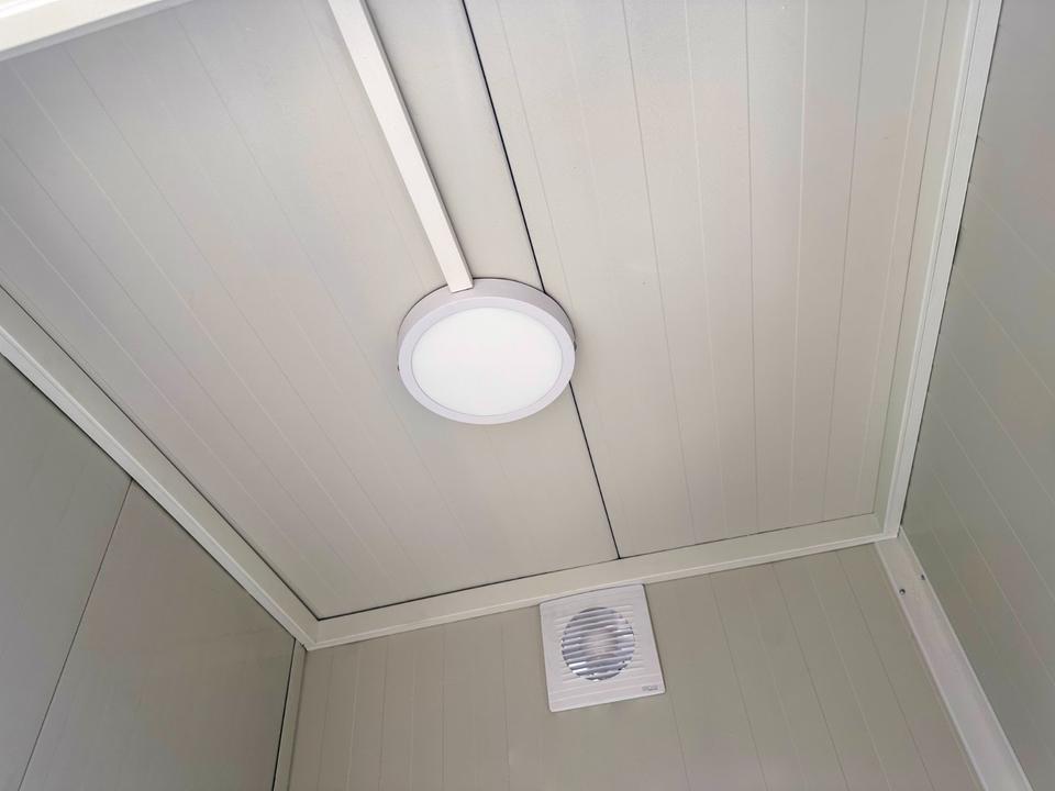 Contentor sanitário novo de 2,20 × 1,20 m com sanitário duplo