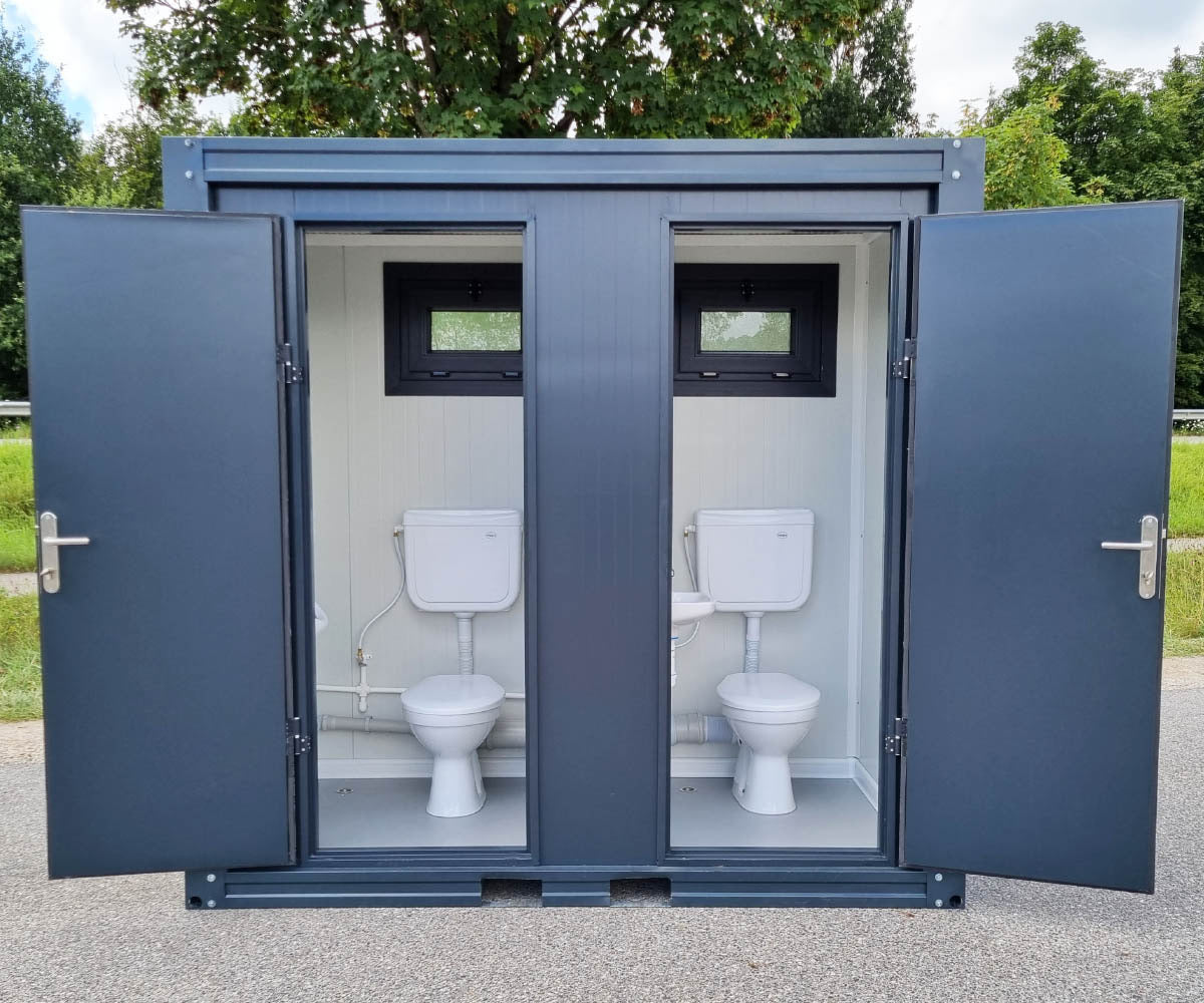 Contentor sanitário novo de 2,40 × 1,20 m com cabine dupla independente