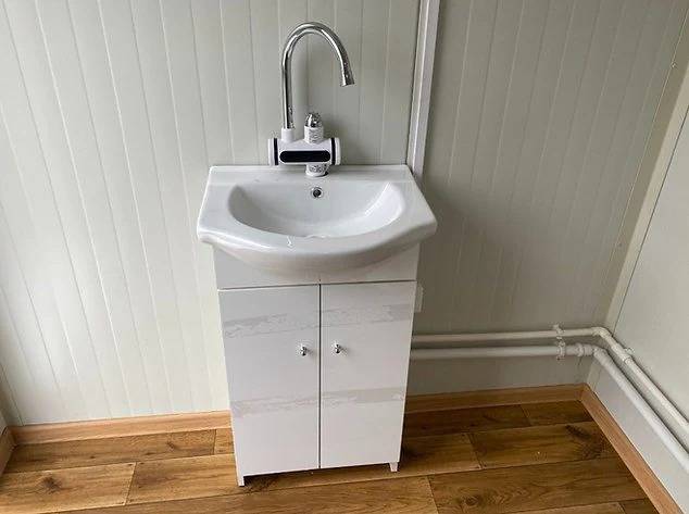 Contentor sanitário novo com duas cabines de WC