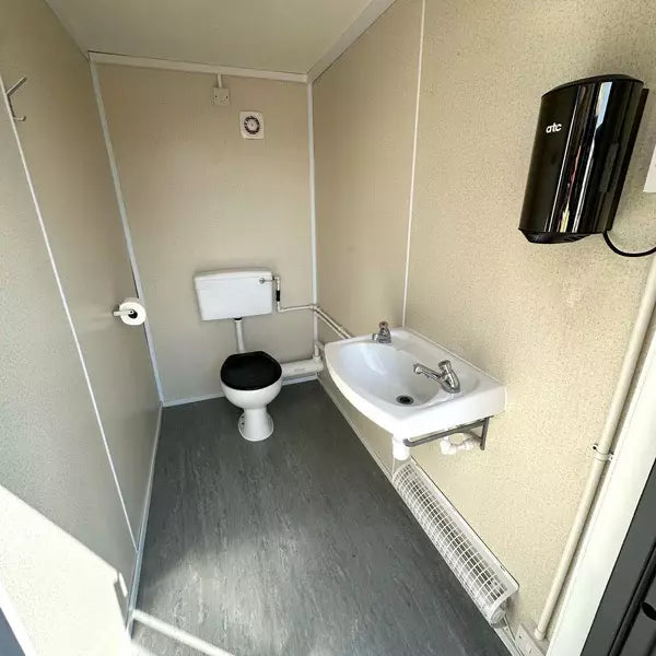Módulo sanitário novo de 6 metros