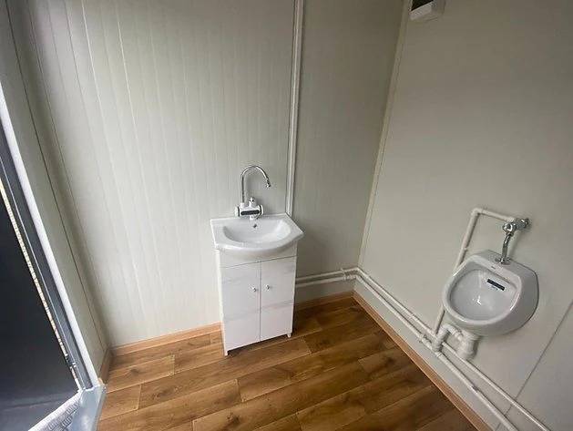 Contentor sanitário novo com duas cabines de WC