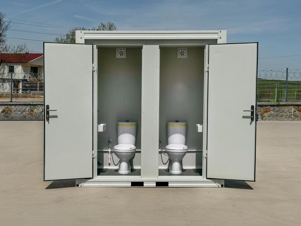Contentor sanitário novo de 2,20 × 1,20 m com sanitário duplo