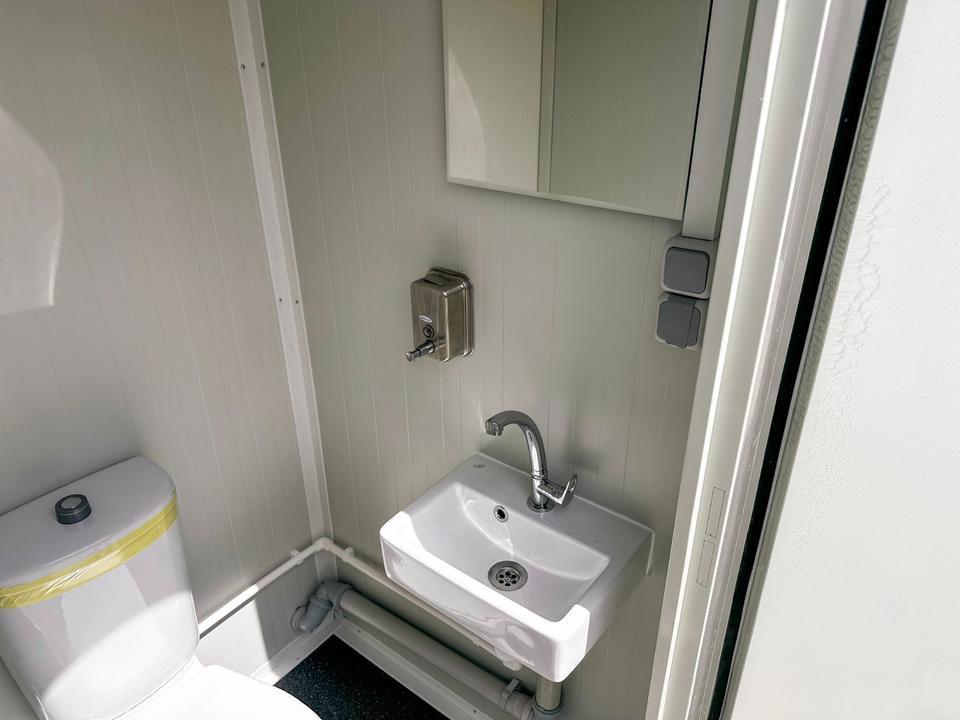 Contentor sanitário novo de 2,20 × 1,20 m com sanitário duplo