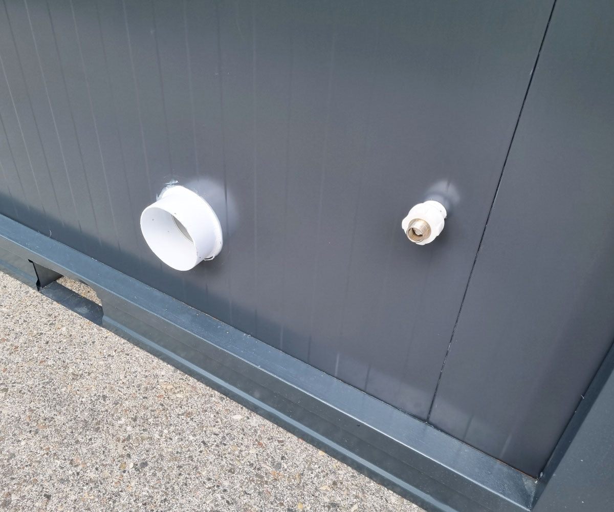 Contentor sanitário novo de 2,40 × 1,20 m com cabine dupla independente