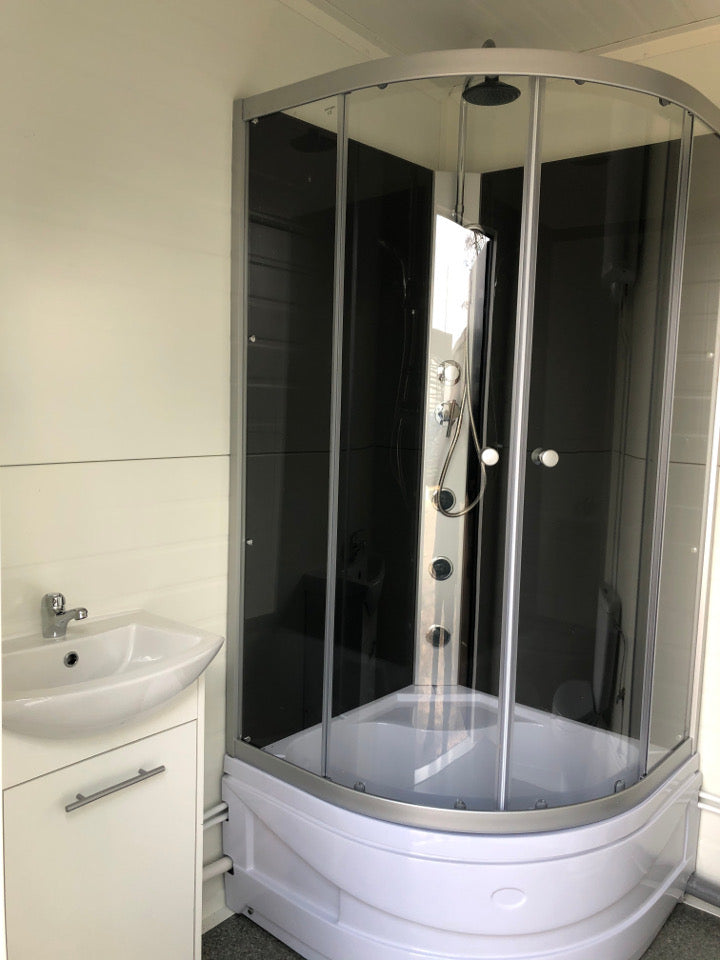 Contentor sanitário novo de 2 × 2 × 2,8 m
