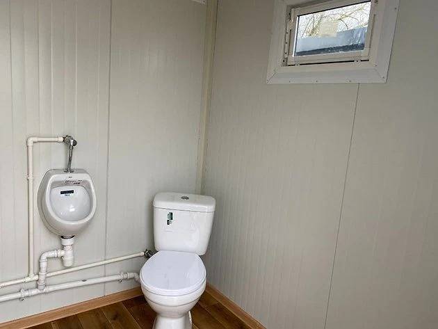 Contentor sanitário novo com duas cabines de WC
