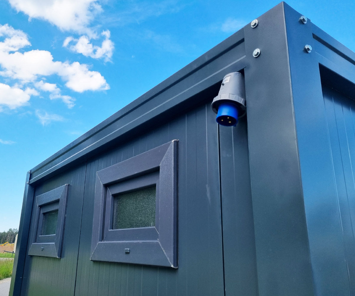 Contentor sanitário novo de 2,40 × 1,20 m com cabine dupla independente