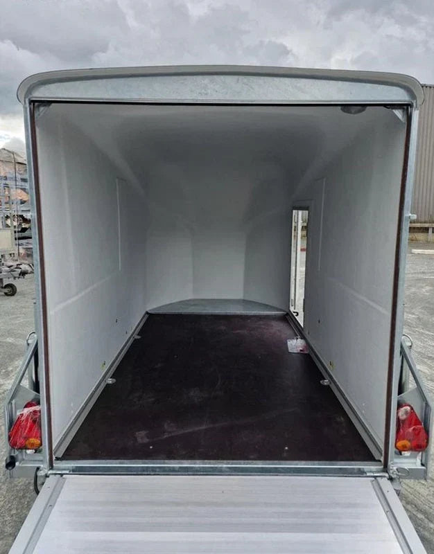 Reboque de baú Debon Cargo 1300 novo, em poliéster azul, com porta lateral.