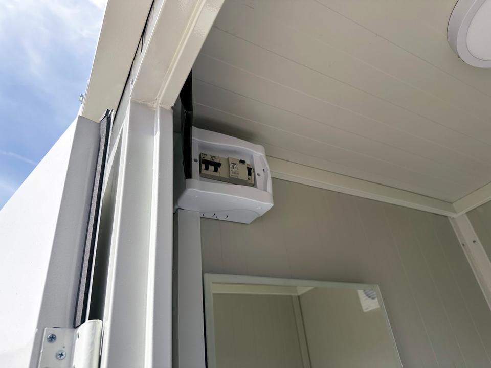 Contentor sanitário novo de 2,20 × 1,20 m com sanitário duplo