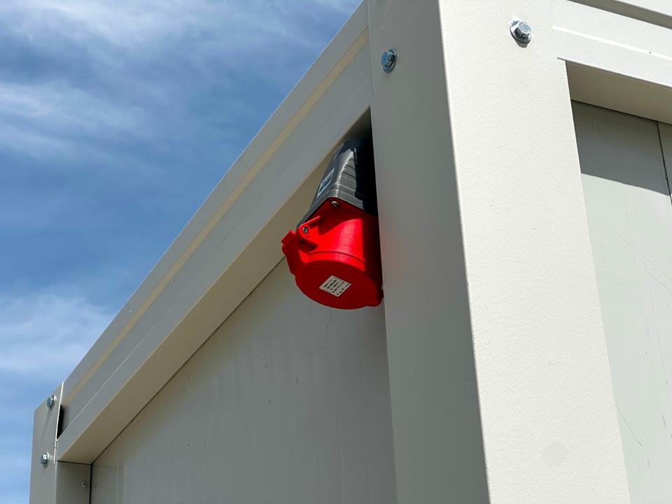 Contentor sanitário novo de 2,20 × 1,20 m com sanitário duplo