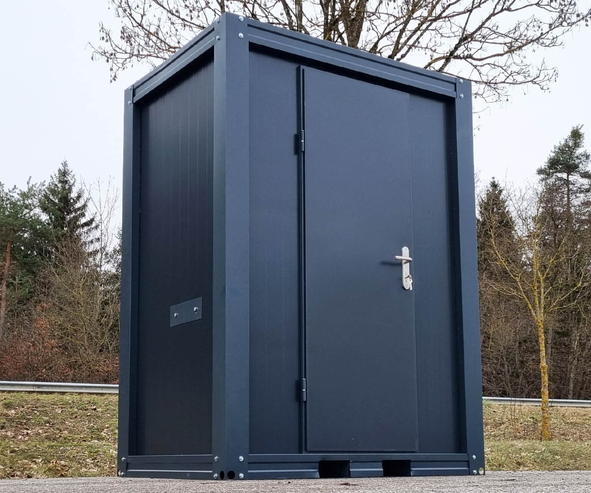 Contentor sanitário novo de formato compacto, equipado com sanita, urinol e lavatório.