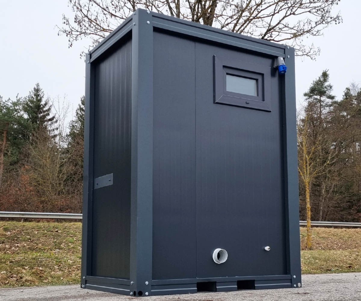 Contentor sanitário novo de formato compacto, equipado com sanita, urinol e lavatório.
