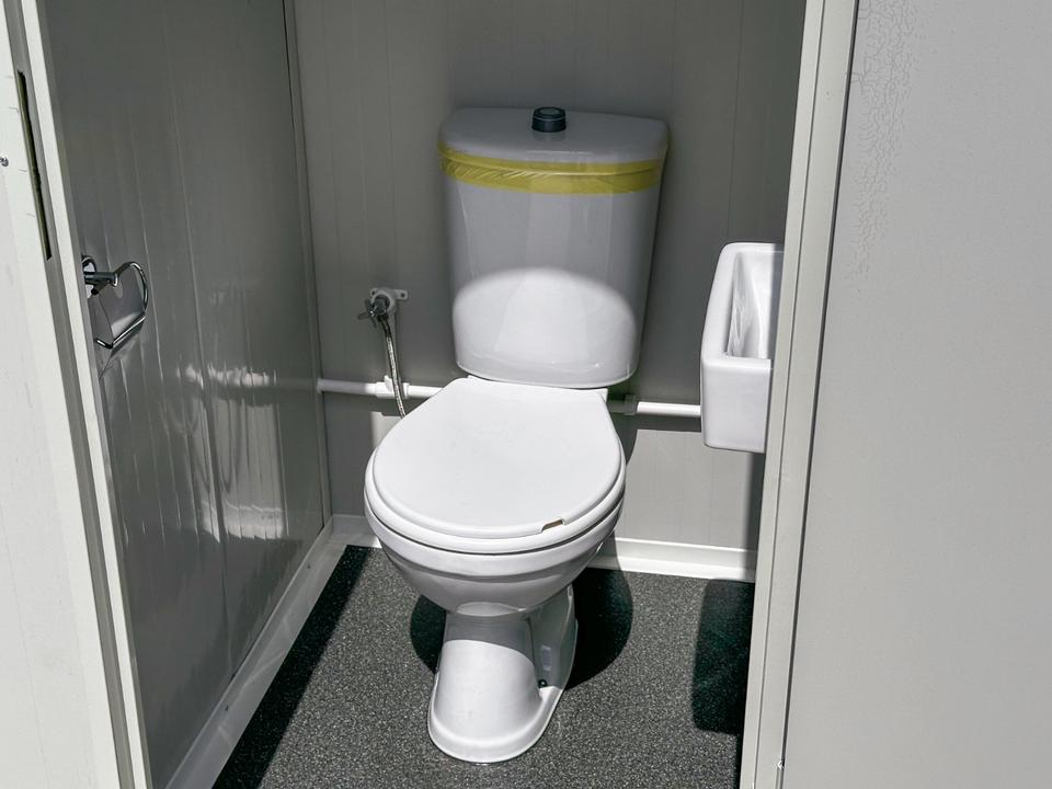 Contentor sanitário novo de 2,20 × 1,20 m com sanitário duplo