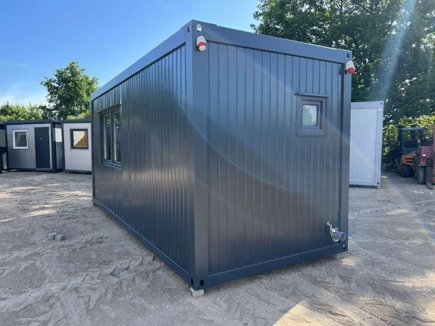 Contentor habitável novo de 6,00 × 2,43 m com cozinha americana, sanita e chuveiro,