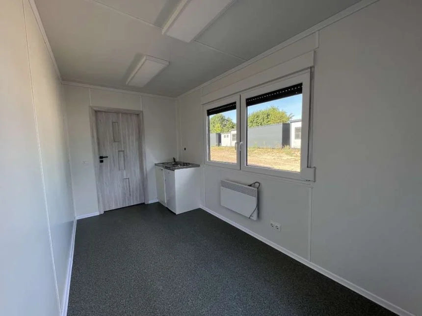 Contentor habitável novo de 6,00 × 2,43 m com cozinha americana, sanita e chuveiro,