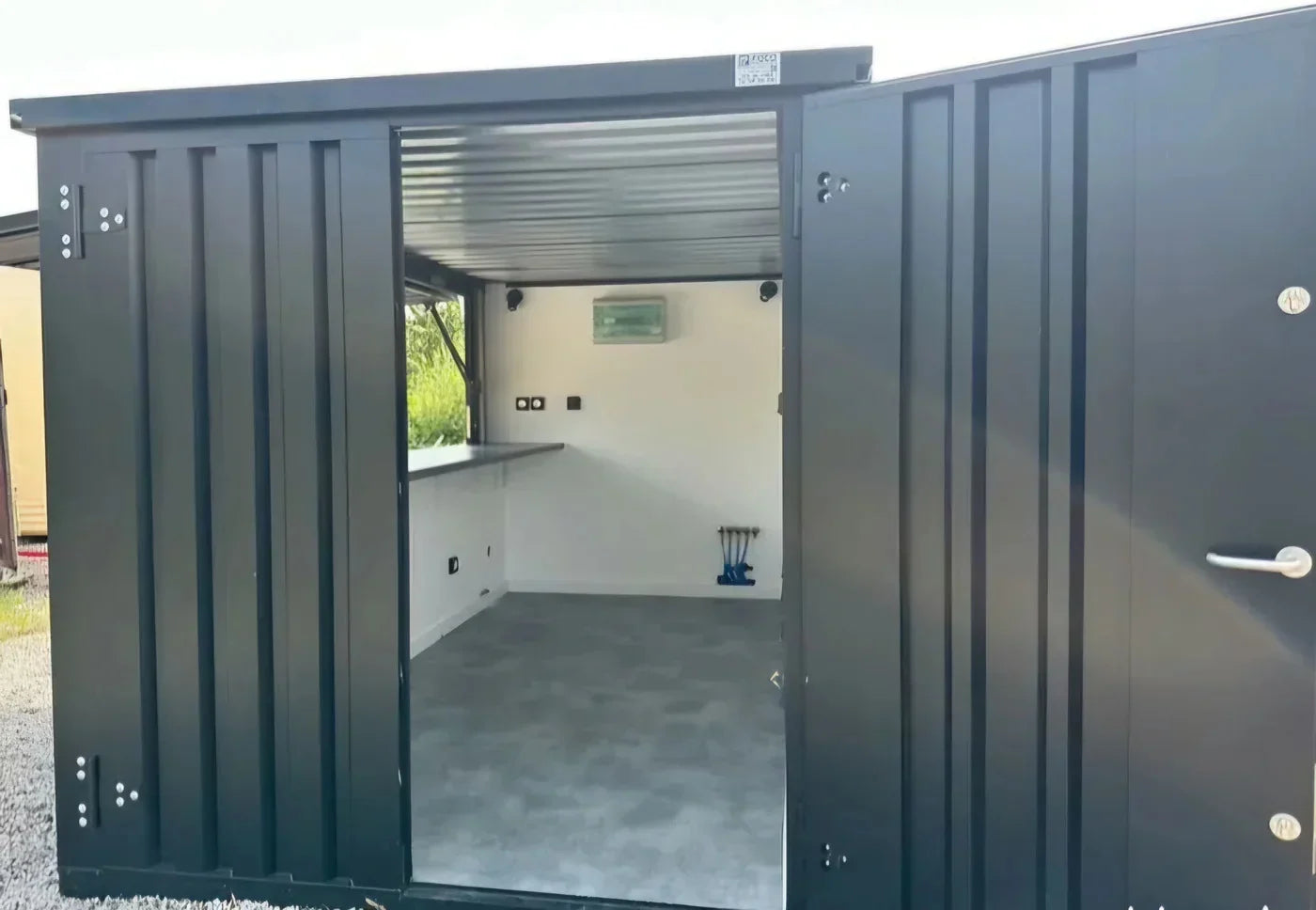 Contentor modular novo de 4 × 2 m, adaptado para servir de bar, snack-bar