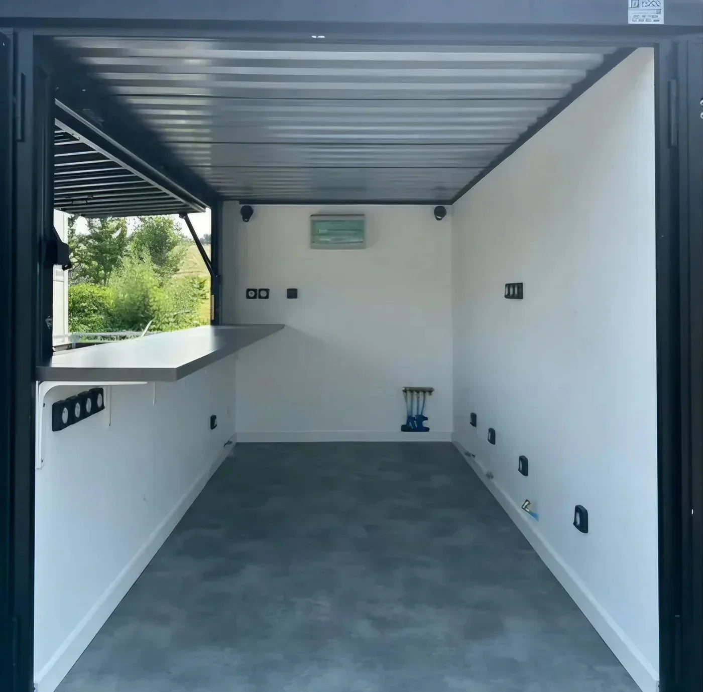 Contentor modular novo de 4 × 2 m, adaptado para servir de bar, snack-bar