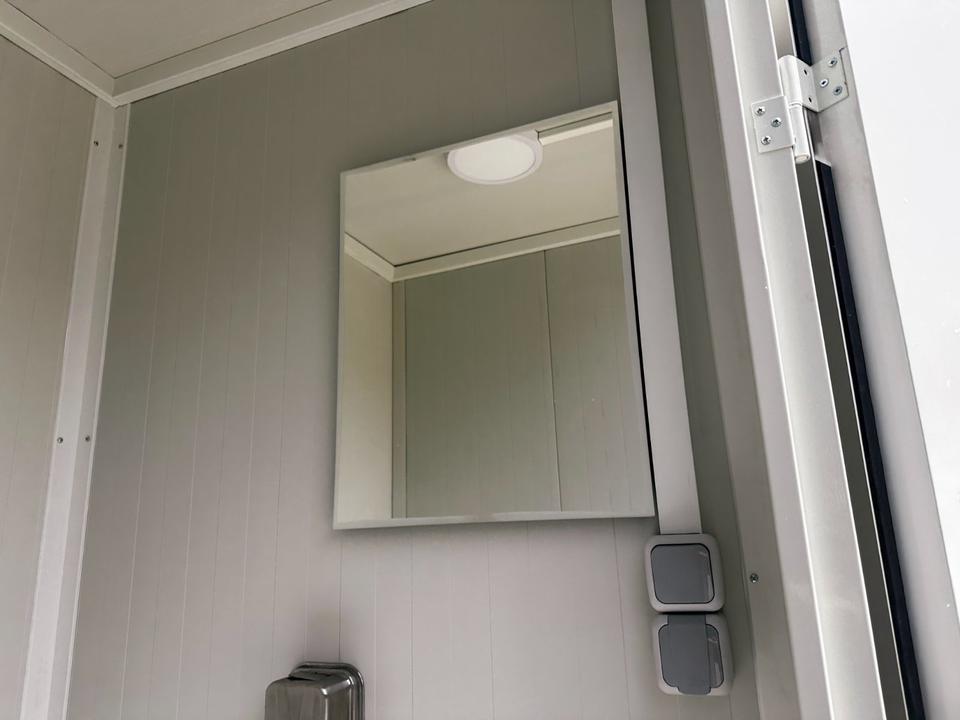 Contentor sanitário novo de 2,20 × 1,20 m com sanitário duplo
