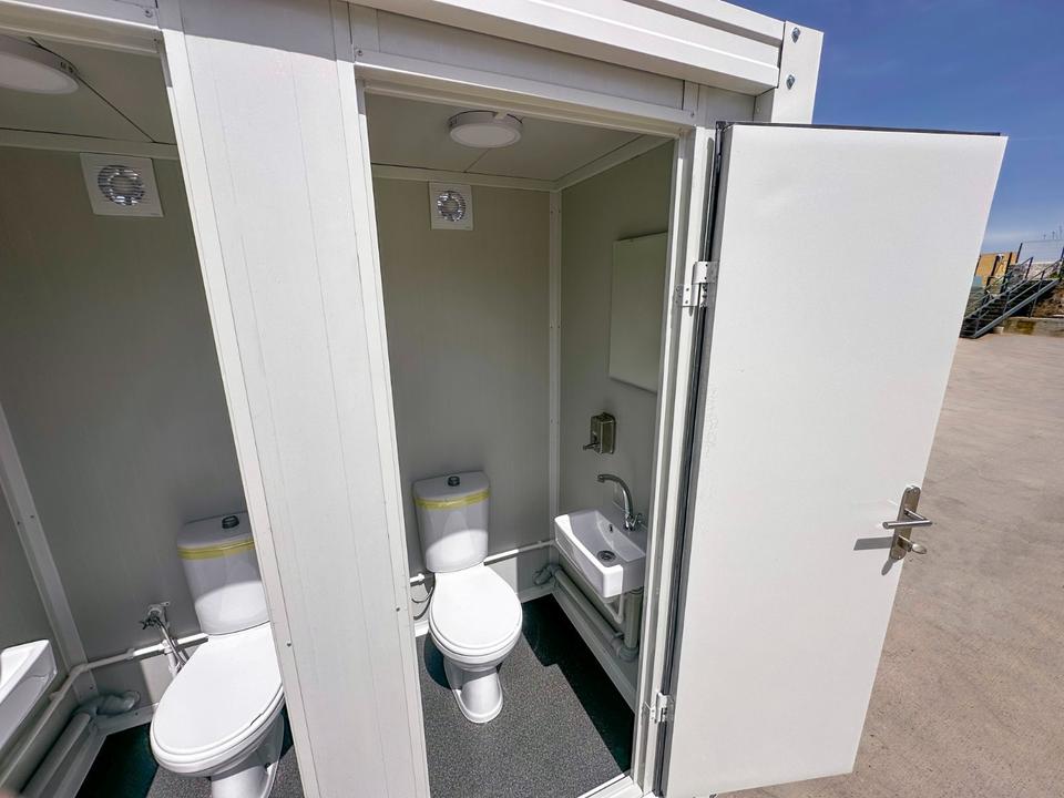 Contentor sanitário novo de 2,20 × 1,20 m com sanitário duplo