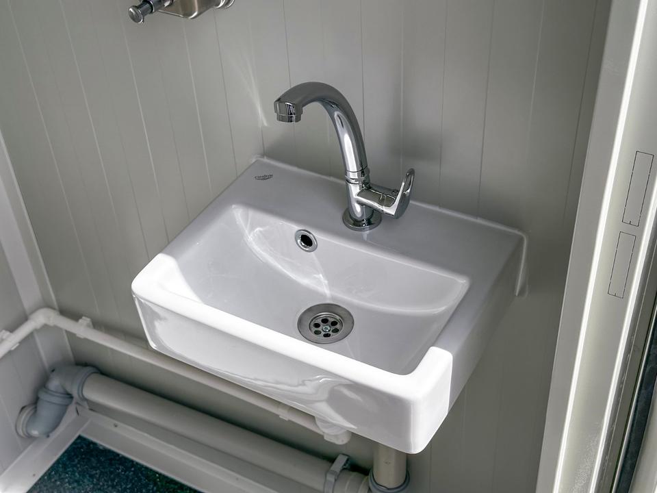Contentor sanitário novo de 2,20 × 1,20 m com sanitário duplo