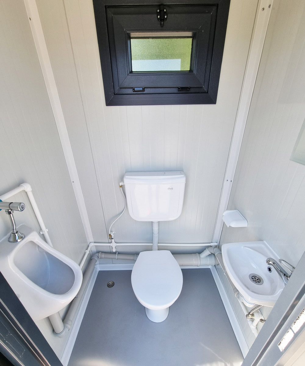 Contentor sanitário novo de 2,40 × 1,20 m com cabine dupla independente