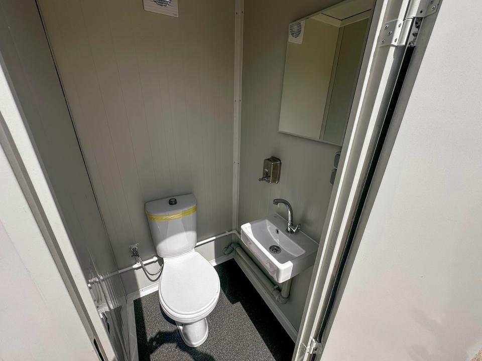 Contentor sanitário novo de 2,20 × 1,20 m com sanitário duplo