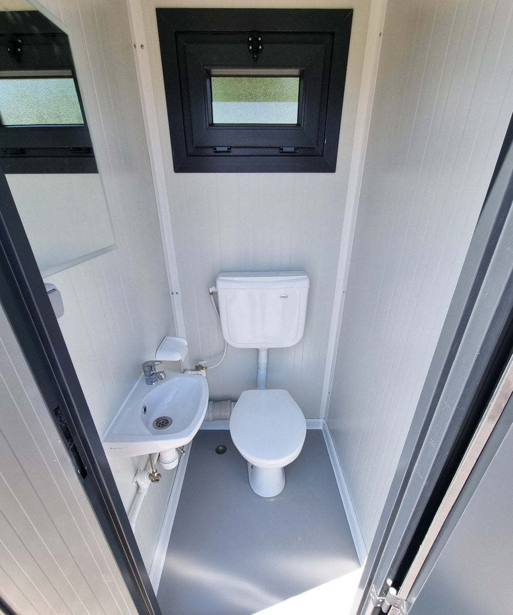 Contentor sanitário novo de 2,40 × 1,20 m com cabine dupla independente
