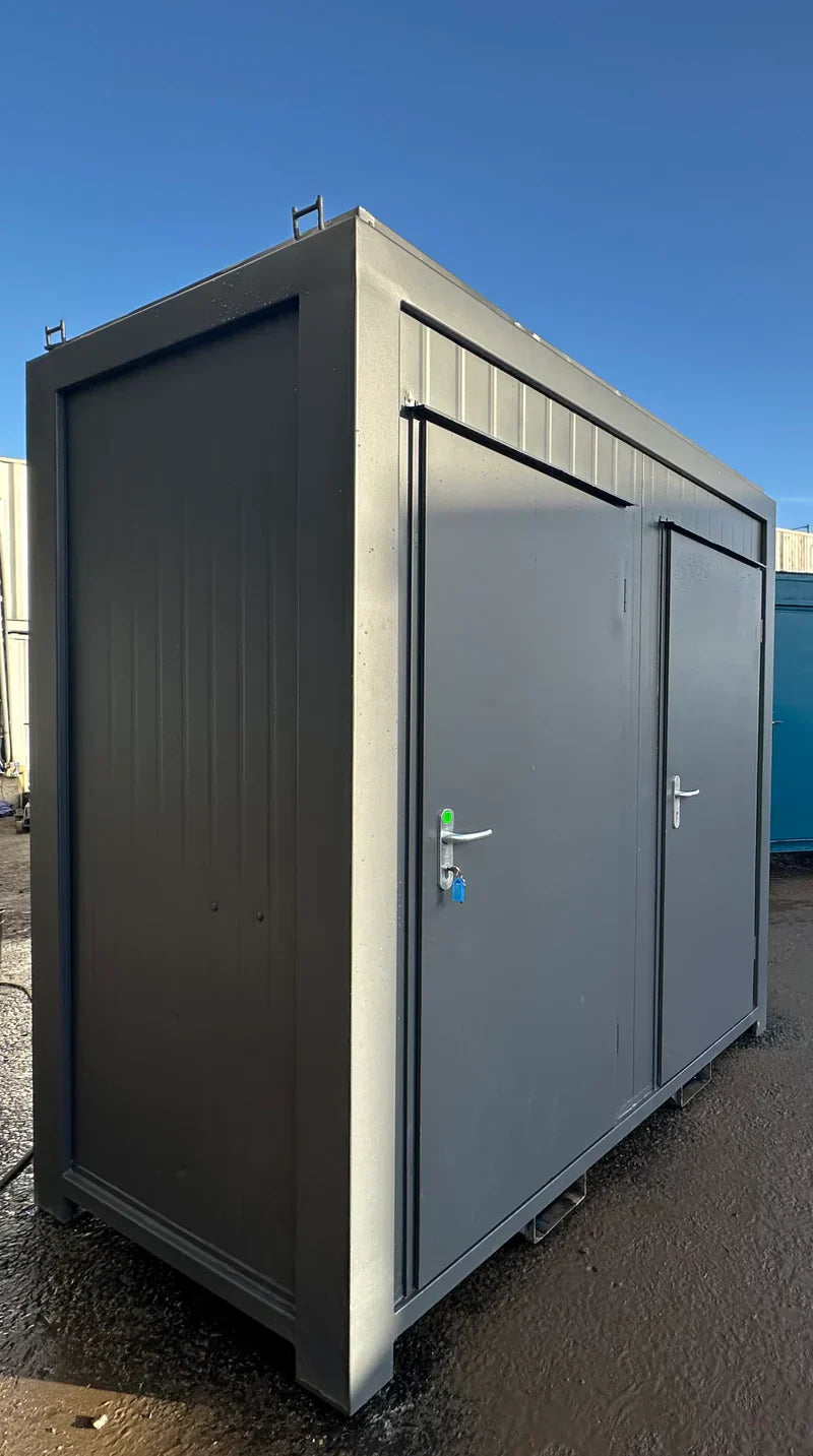 Contentor sanitário novo de 2,4 × 1,5 m