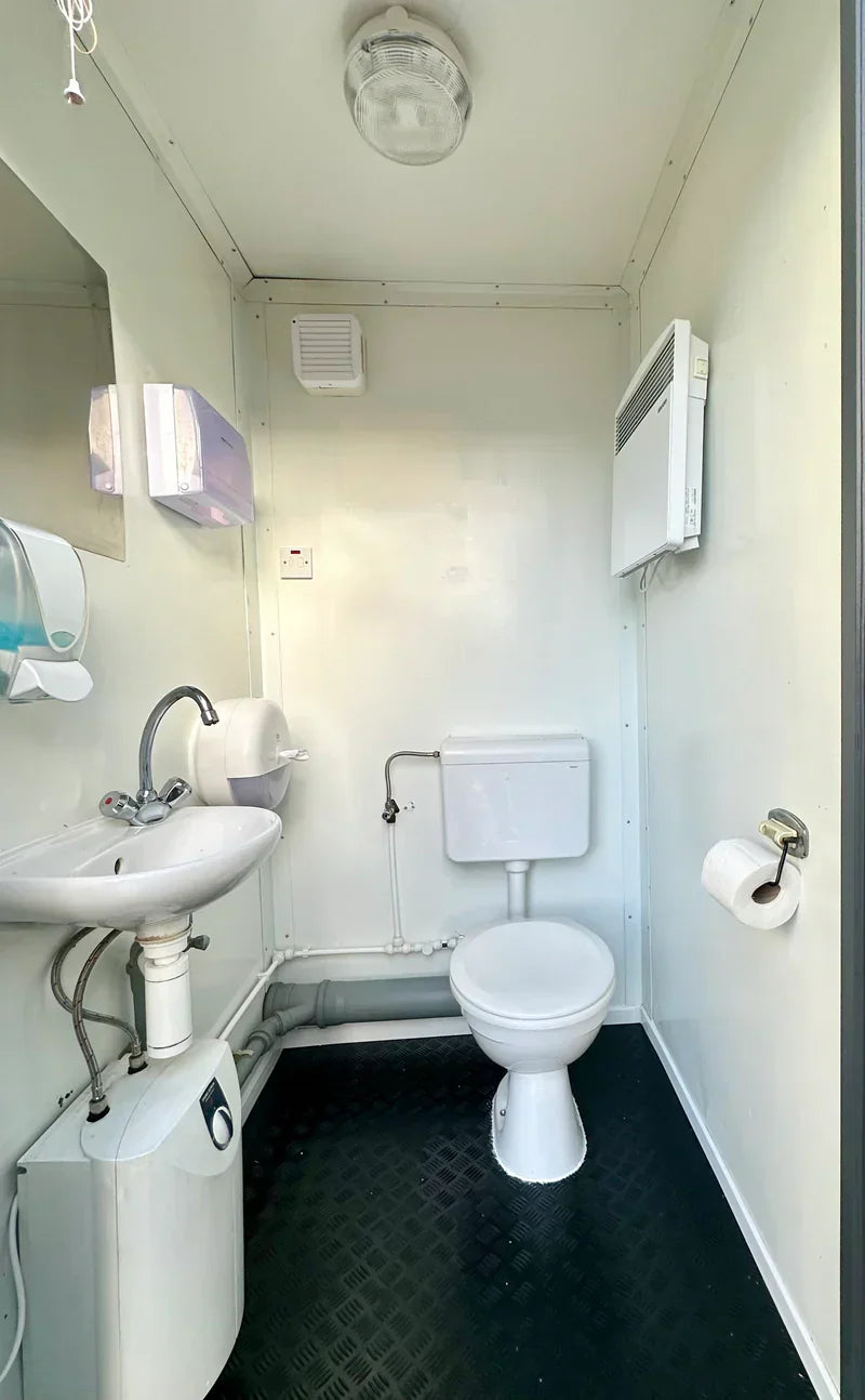 Contentor sanitário novo de 2,4 × 1,5 m