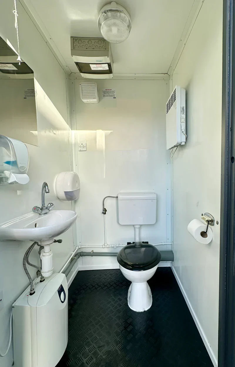 Contentor sanitário novo de 2,4 × 1,5 m