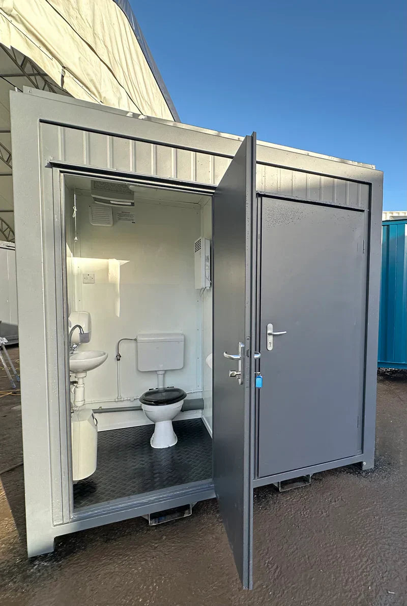 Contentor sanitário novo de 2,4 × 1,5 m