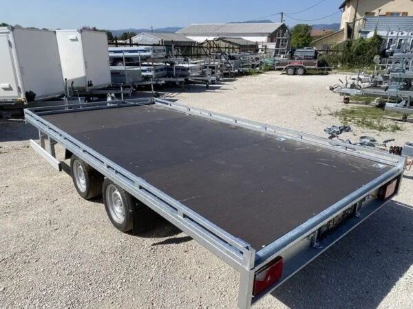 Reboque de plataforma fixa Boro ATLAS (novo) com rampas – 700 × 200 cm – PBT de 3.500 kg