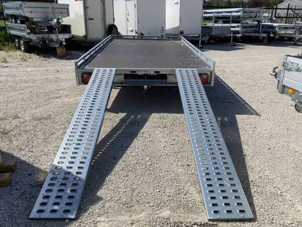 Reboque de plataforma fixa Boro ATLAS (novo) com rampas – 700 × 200 cm – PBT de 3.500 kg