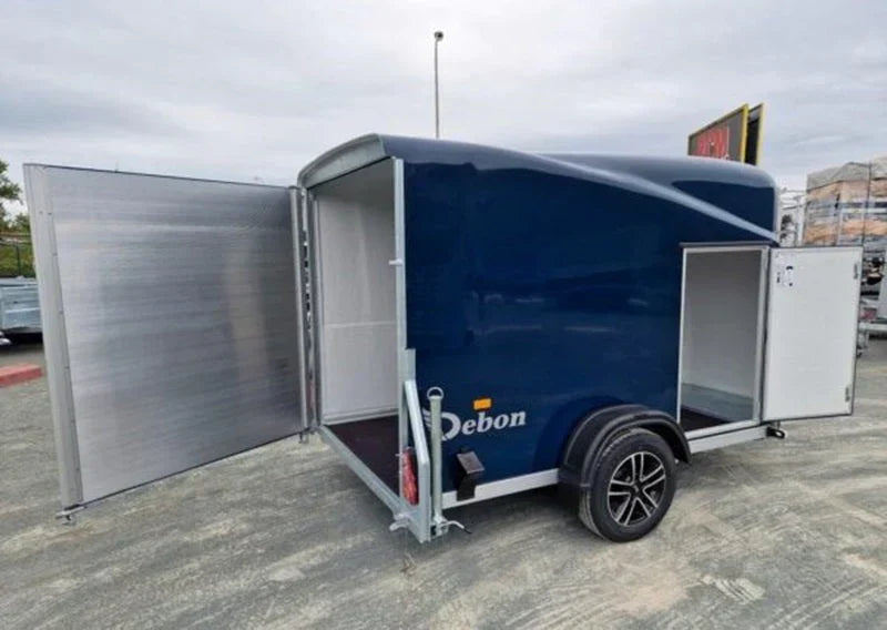 Reboque de baú Debon Cargo 1300 novo, em poliéster azul, com porta lateral.