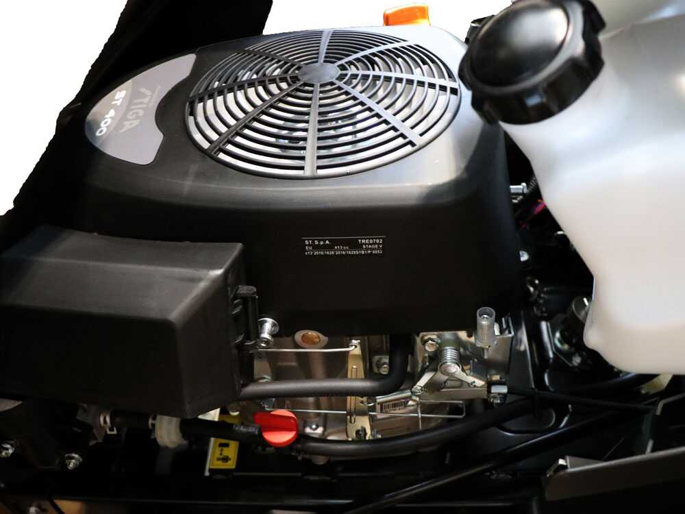 O Alpina AT4 84 HA é um trator corta-relva a combustão equipado com um motor ST 400 Powered by STIGA de 414 cm³