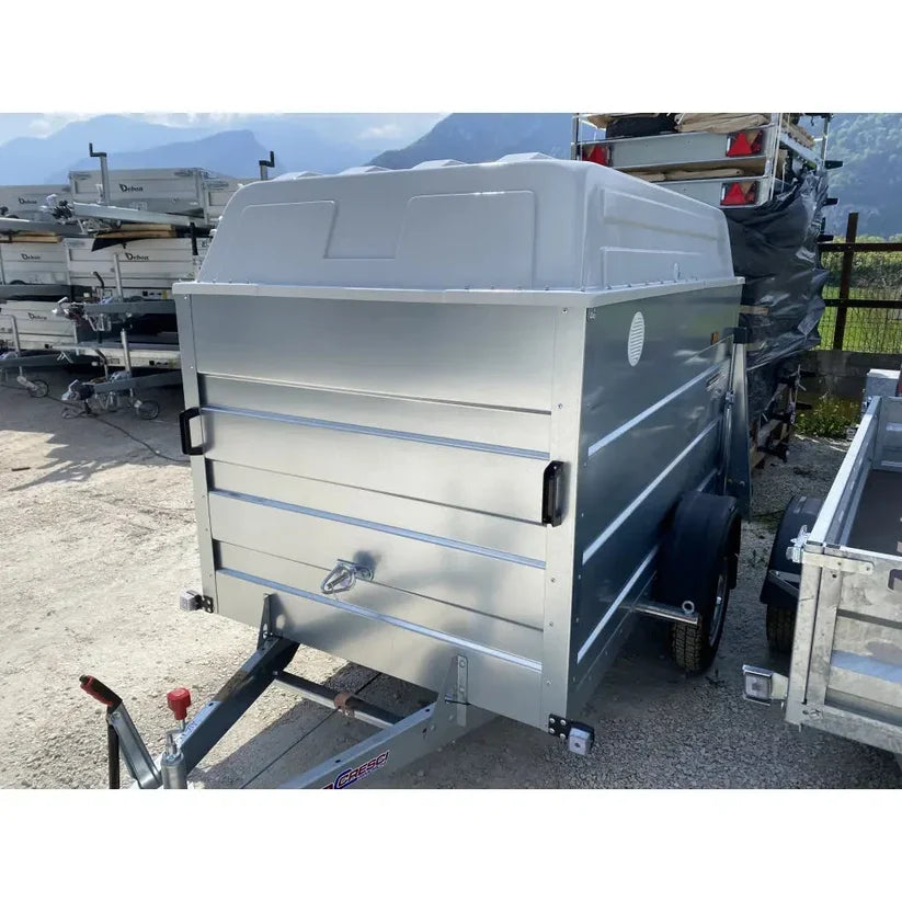 Reboque de caixa nova Cresci PT6F com sistema de travagem, concebido com uma caixa fechada de 226 × 130 × 143 cm e PBT de 750 kg.
