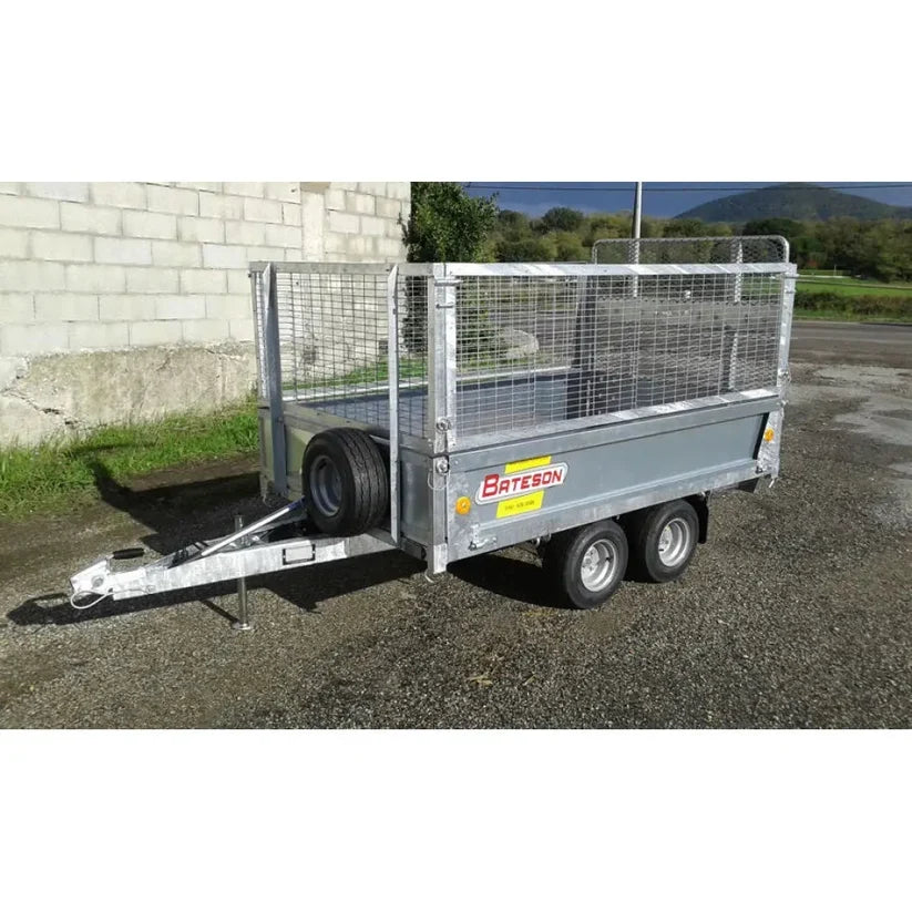 Reboque basculante hidráulico Bateson novo, de eixo duplo, com PBT de 750 kg e área de carga útil de 2.100 × 1.250 mm.