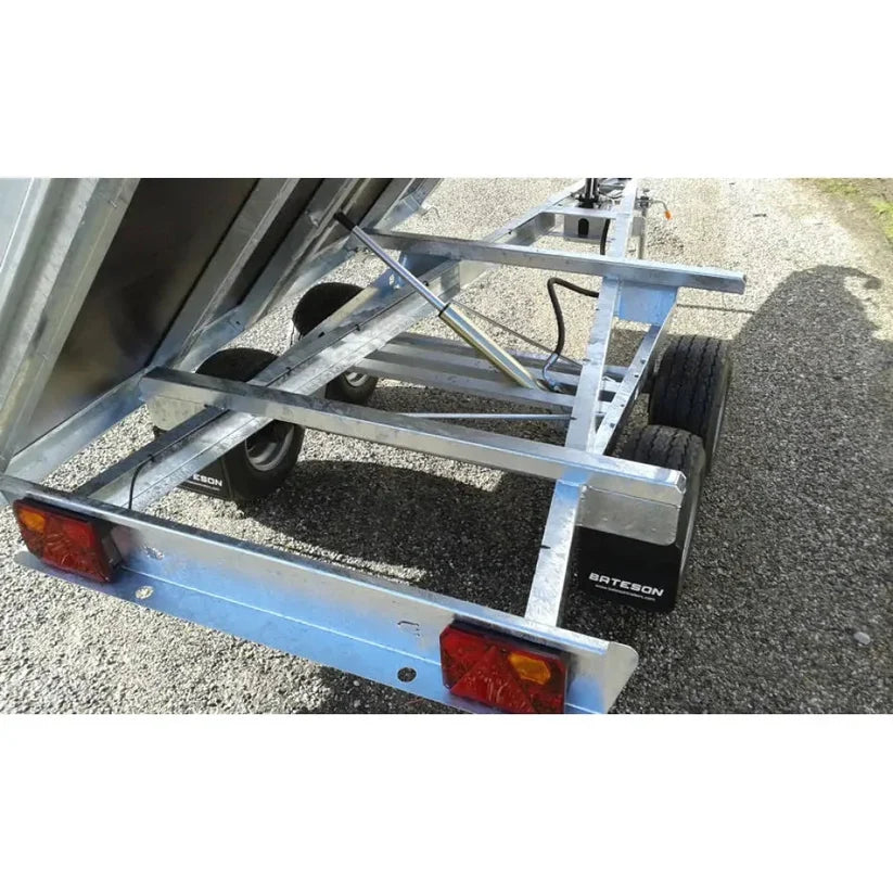 Reboque basculante hidráulico Bateson novo, de eixo duplo, com PBT de 750 kg e área de carga útil de 2.100 × 1.250 mm.