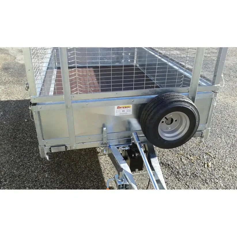 Reboque basculante hidráulico Bateson novo, de eixo duplo, com PBT de 750 kg e área de carga útil de 2.100 × 1.250 mm.