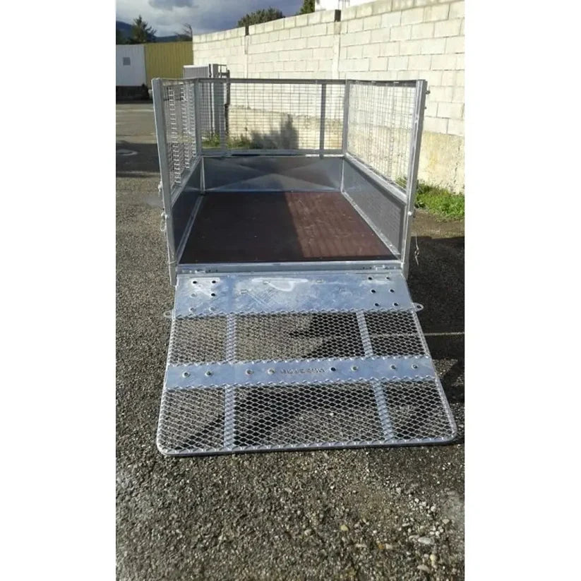 Reboque basculante hidráulico Bateson novo, de eixo duplo, com PBT de 750 kg e área de carga útil de 2.100 × 1.250 mm.