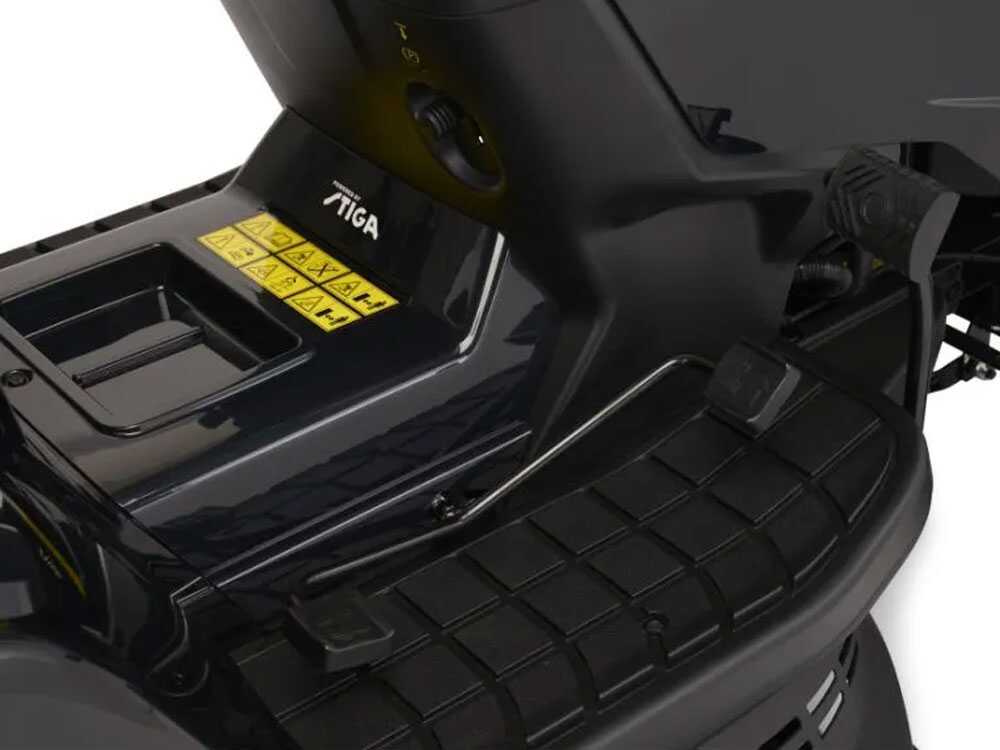 O Alpina AT4 98 HA é um trator corta-relva a gasolina equipado com um motor ST 450 Powered by STIGA de 432 cm³