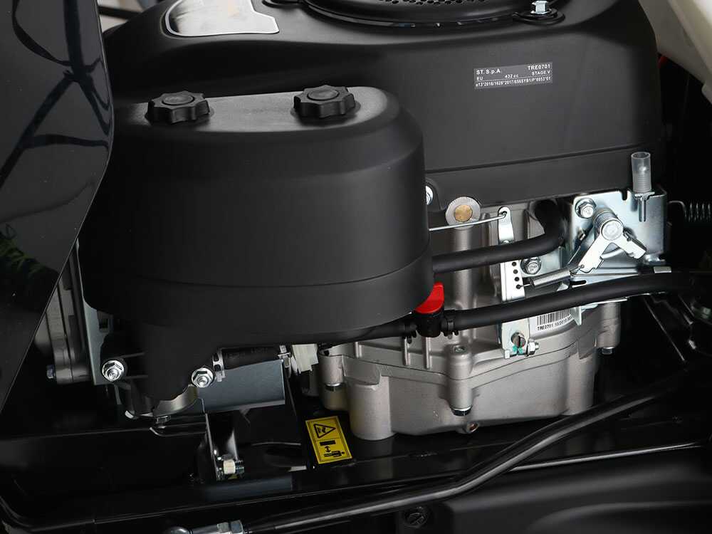 O Alpina AT4 98 HA é um trator corta-relva a gasolina equipado com um motor ST 450 Powered by STIGA de 432 cm³
