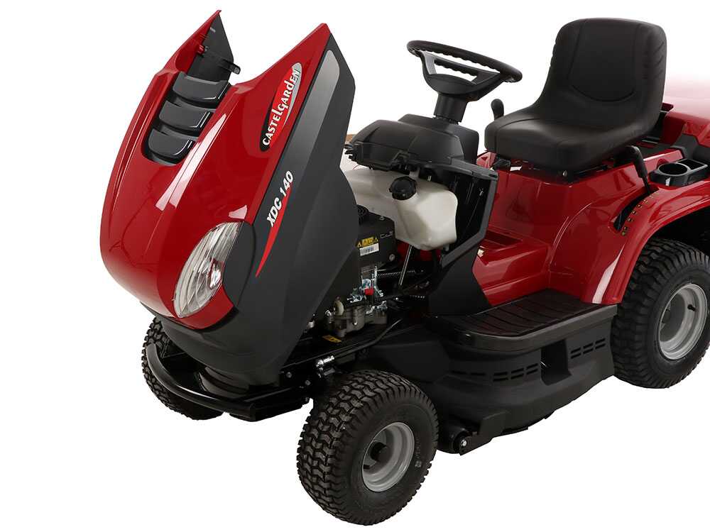 O Castelgarden XDC 140 é um trator corta-relva a gasolina concebido para a manutenção de jardins e zonas relvadas. Está equipado com um motor STIGA ST 350 de 352 cm³,