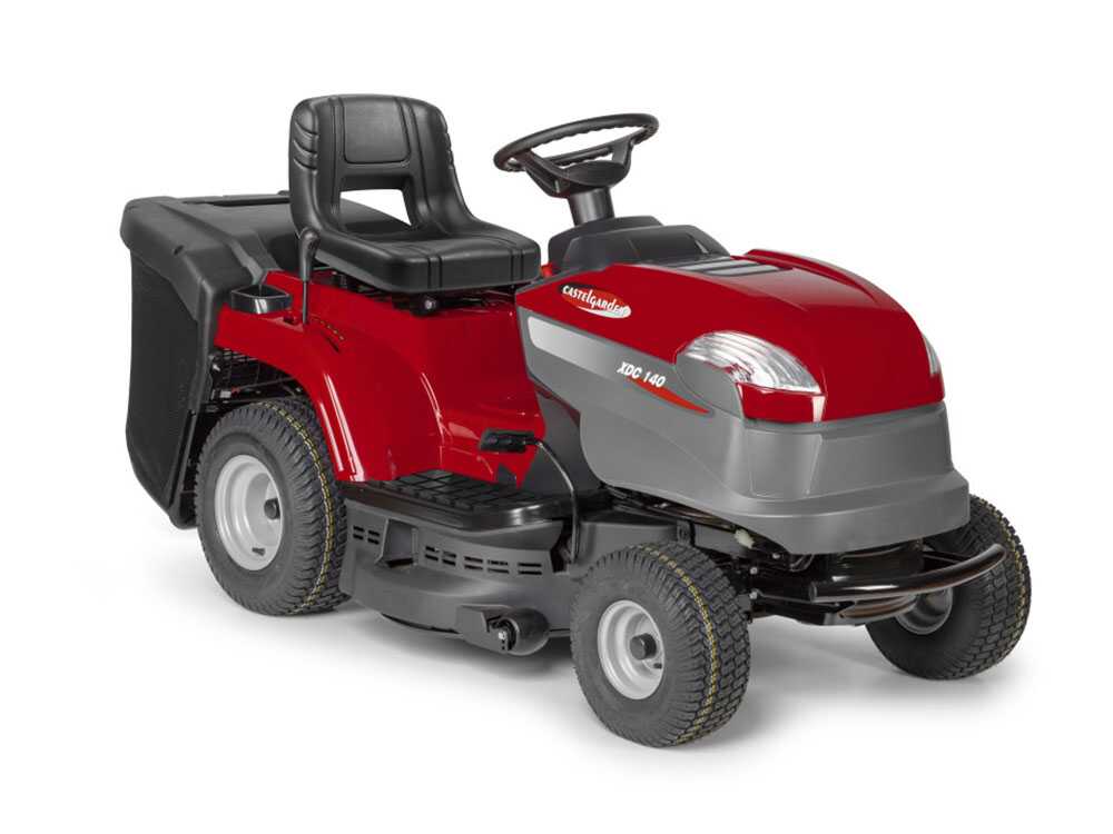 O Castelgarden XDC 140 é um trator corta-relva a gasolina concebido para a manutenção de jardins e zonas relvadas. Está equipado com um motor STIGA ST 350 de 352 cm³,